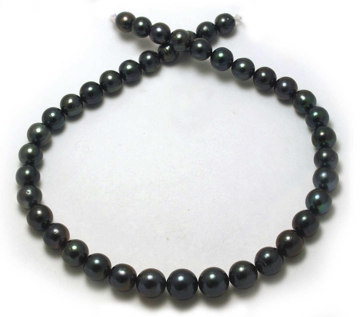 Black Tahitian Pearl Necklace with round Blue Overtone Tahitian Pearls